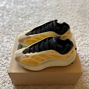 Adidas Yeezy 700 V3 Sneakers
